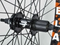 mafiabikes blad 27.5 komplet kół rowerowych Laufradsatz wheelie wheel set geared orange splatter (6).webp
