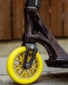 delux_yellow_2.webp